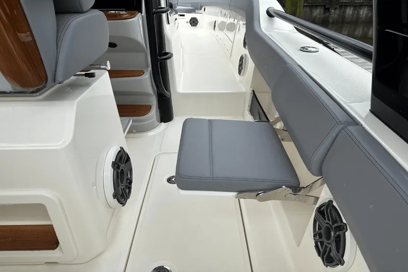 Slide: The Image of Boston Whaler 420 Outrage 2025 - 53