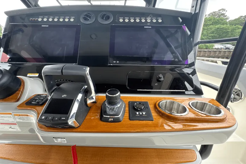 Slide: The Image of Boston Whaler 420 Outrage 2025 - 55