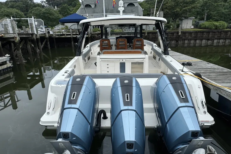 Slide: The Image of Boston Whaler 420 Outrage 2025 - 6