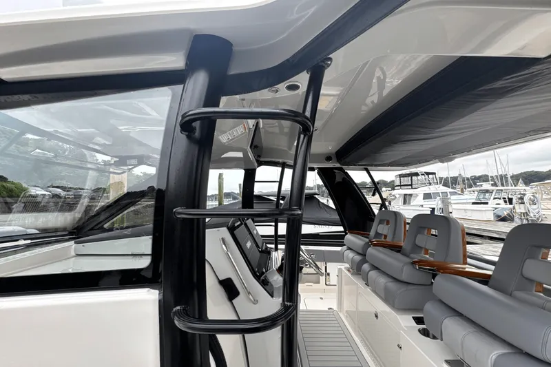 Slide: The Image of Boston Whaler 420 Outrage 2025 - 63