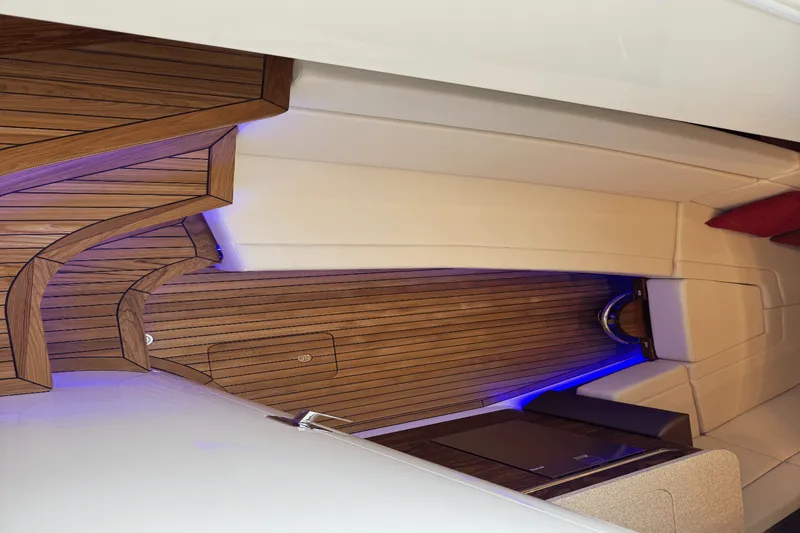 Slide: The Image of Boston Whaler 420 Outrage 2025 - 67