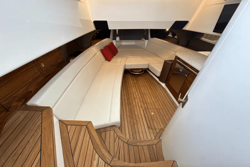 Slide: The Image of Boston Whaler 420 Outrage 2025 - 70