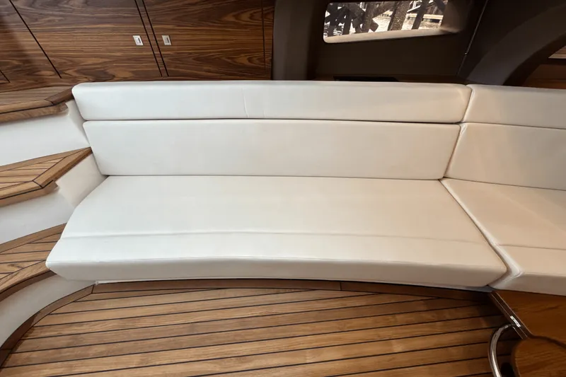 Slide: The Image of Boston Whaler 420 Outrage 2025 - 72