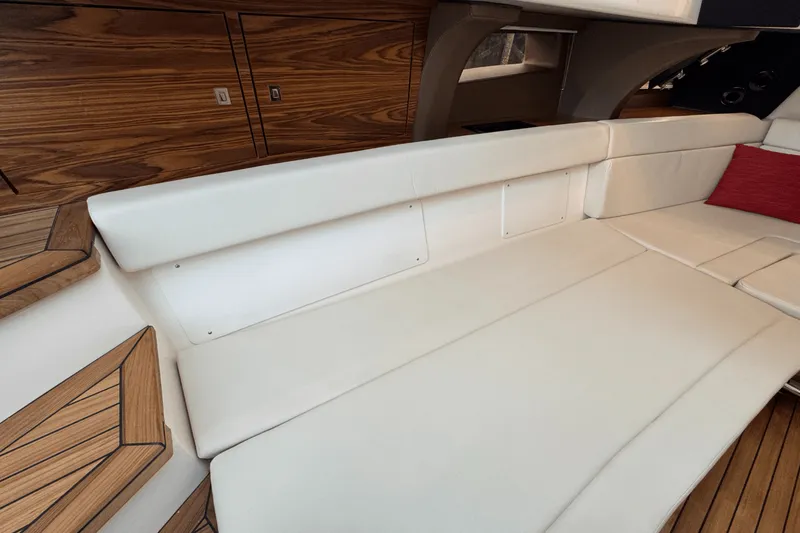 Slide: The Image of Boston Whaler 420 Outrage 2025 - 74