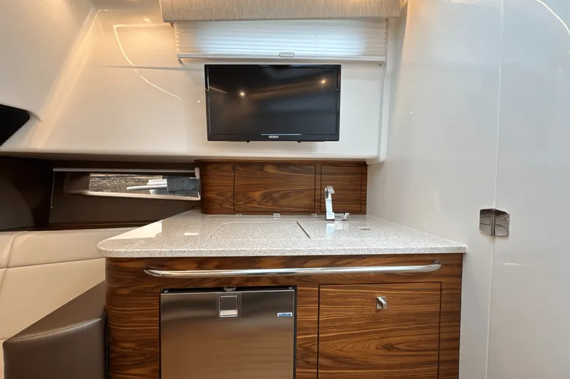 Slide: The Image of Boston Whaler 420 Outrage 2025 - 78