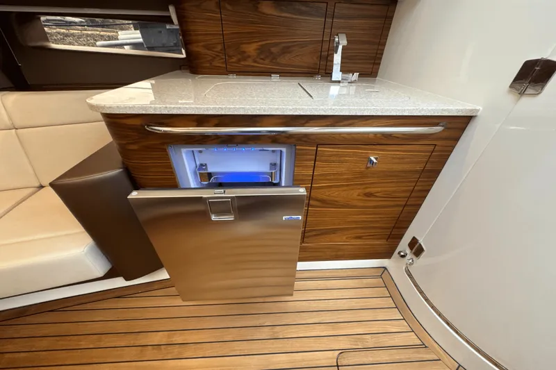 Slide: The Image of Boston Whaler 420 Outrage 2025 - 79