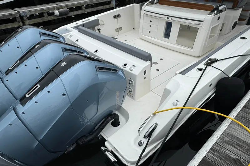 Slide: The Image of Boston Whaler 420 Outrage 2025 - 8