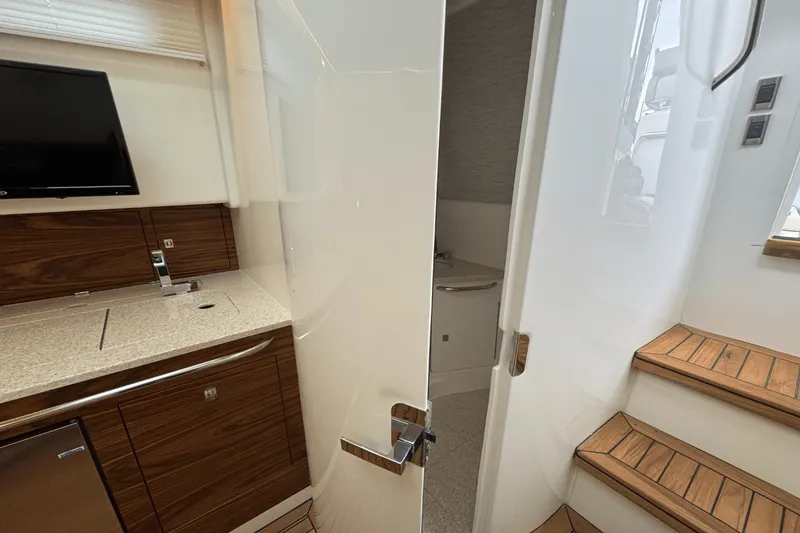 Slide: The Image of Boston Whaler 420 Outrage 2025 - 81