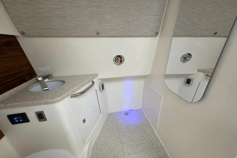 Slide: The Image of Boston Whaler 420 Outrage 2025 - 85