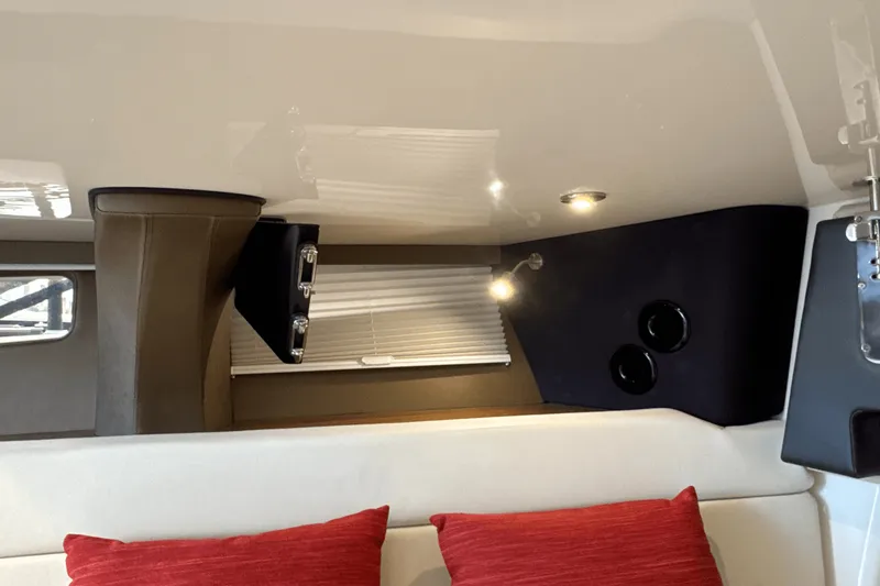 Slide: The Image of Boston Whaler 420 Outrage 2025 - 90