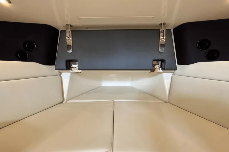 Slide: The Image of Boston Whaler 420 Outrage 2025 - 91