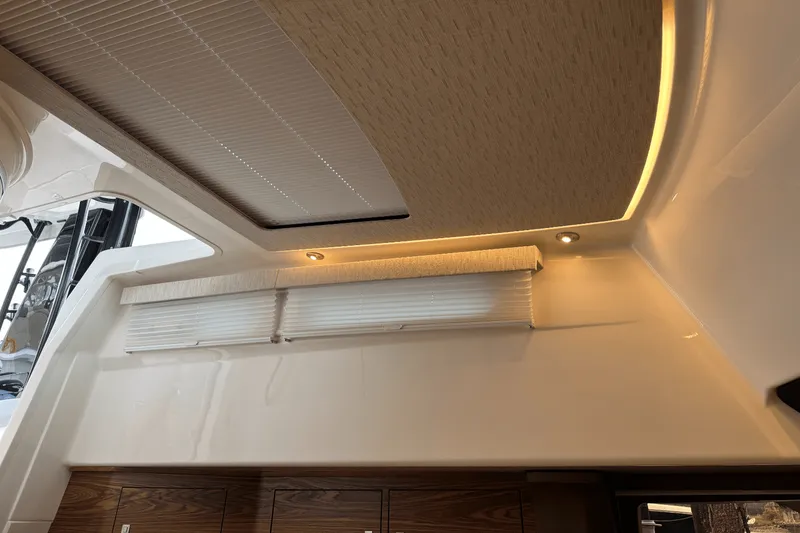 Slide: The Image of Boston Whaler 420 Outrage 2025 - 97