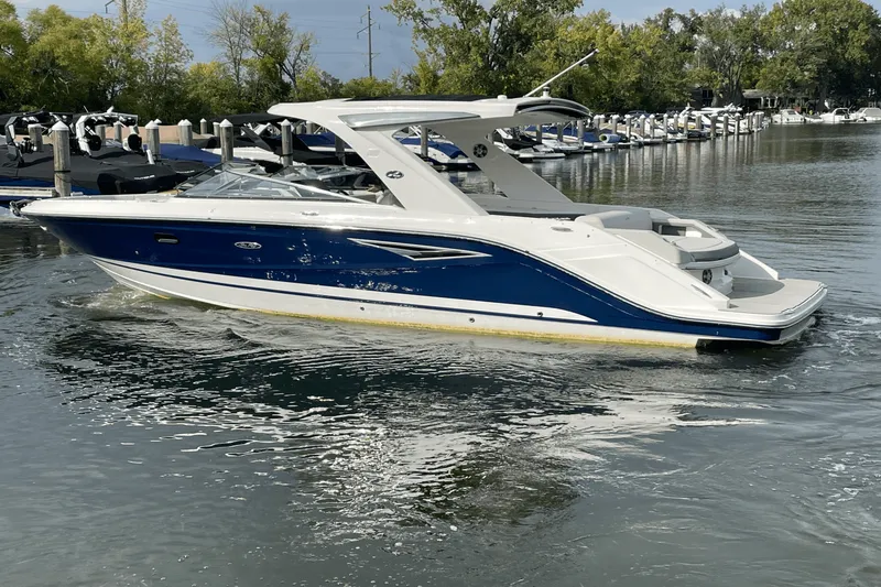 Slide: The Image of Sea Ray SLX 310 2026 - 10