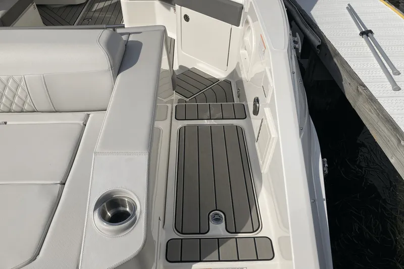 Slide: The Image of Sea Ray SLX 310 2026 - 16