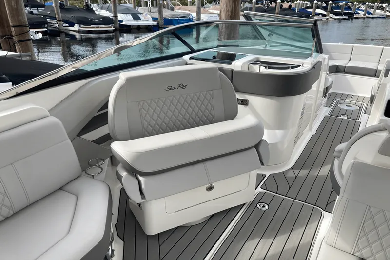 Slide: The Image of Sea Ray SLX 310 2026 - 23