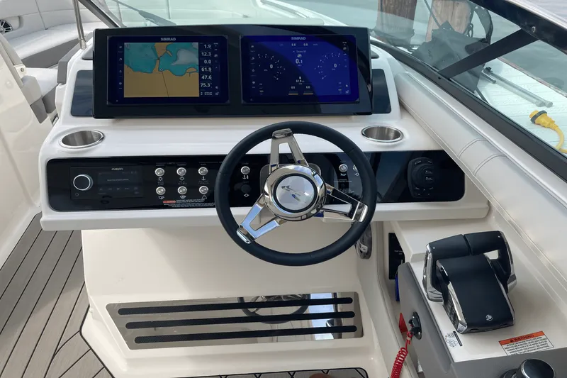 Slide: The Image of Sea Ray SLX 310 2026 - 27