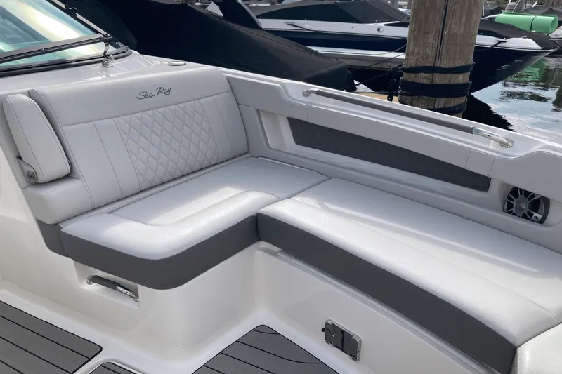 Slide: The Image of Sea Ray SLX 310 2026 - 32