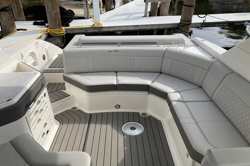 Slide: The Image of Sea Ray SLX 310 2026 - 36