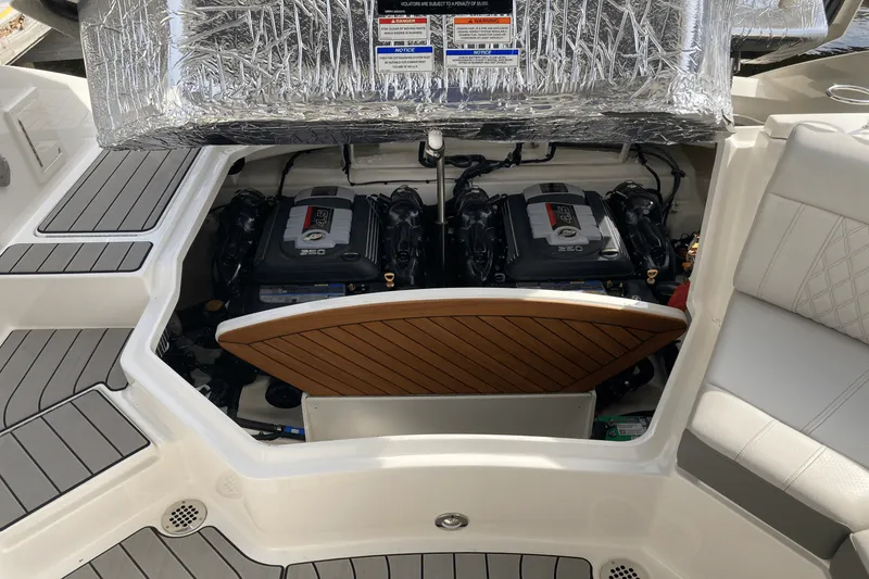 Slide: The Image of Sea Ray SLX 310 2026 - 38