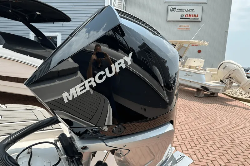 Slide: The Image of Sea Ray SDX 250 Outboard 2025 - 10
