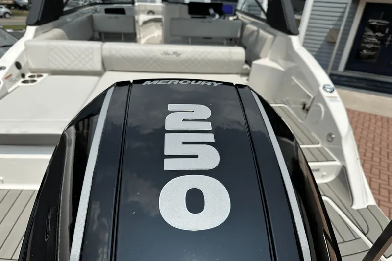 Slide: The Image of Sea Ray SDX 250 Outboard 2025 - 11