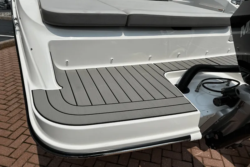 Slide: The Image of Sea Ray SDX 250 Outboard 2025 - 12