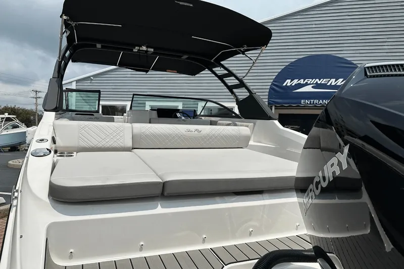 Slide: The Image of Sea Ray SDX 250 Outboard 2025 - 15