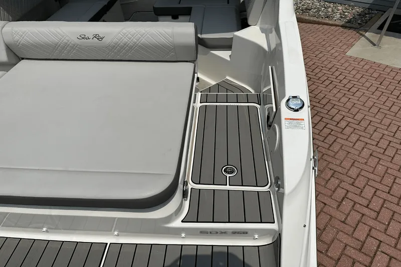 Slide: The Image of Sea Ray SDX 250 Outboard 2025 - 16
