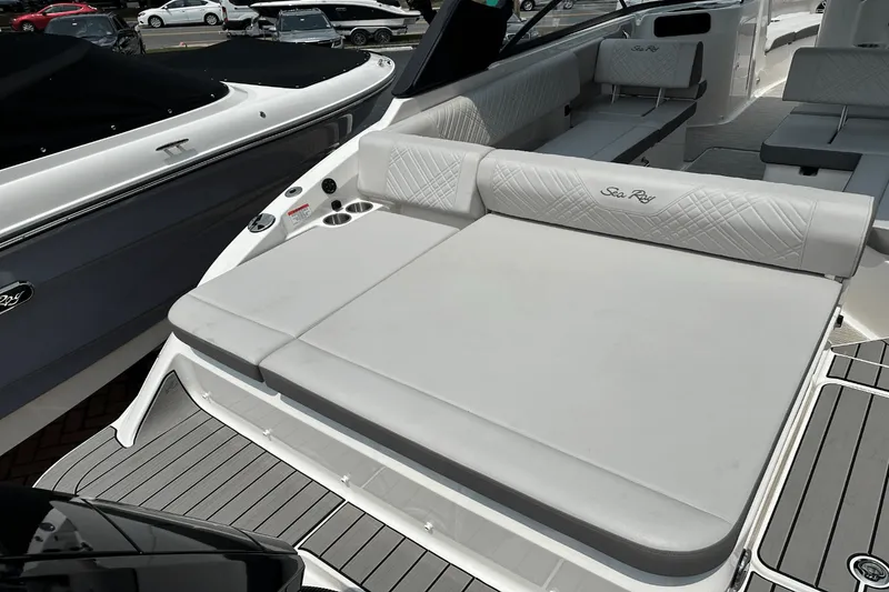 Slide: The Image of Sea Ray SDX 250 Outboard 2025 - 17