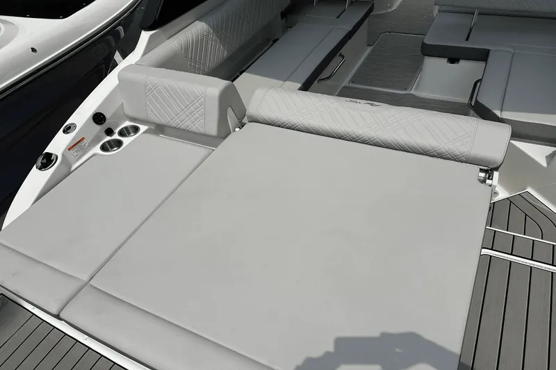 Slide: The Image of Sea Ray SDX 250 Outboard 2025 - 18