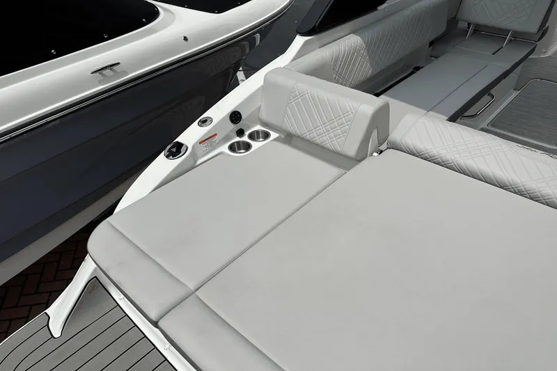 Slide: The Image of Sea Ray SDX 250 Outboard 2025 - 19