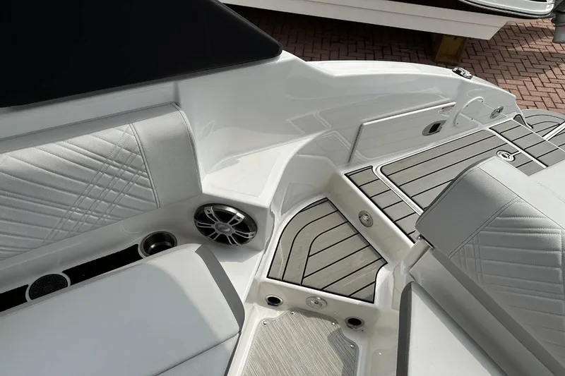 Slide: The Image of Sea Ray SDX 250 Outboard 2025 - 22