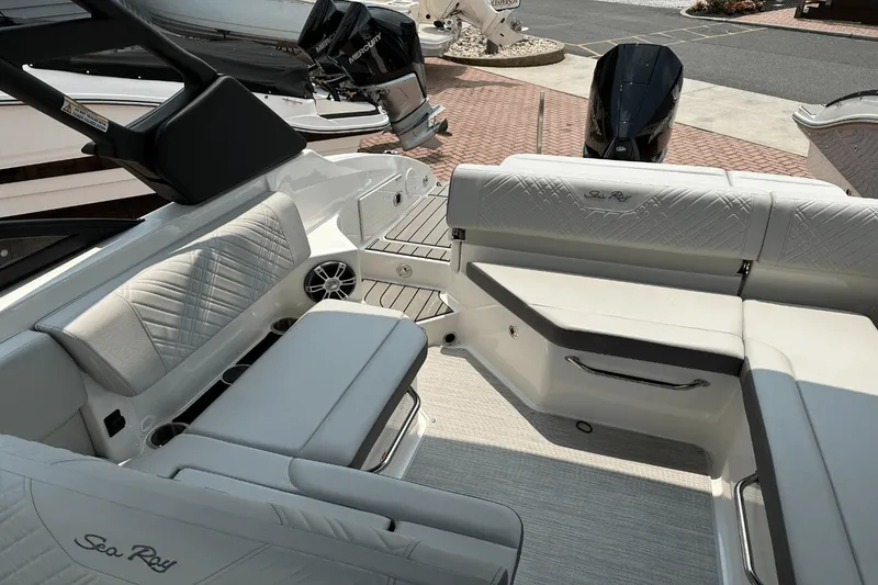 Slide: The Image of Sea Ray SDX 250 Outboard 2025 - 24