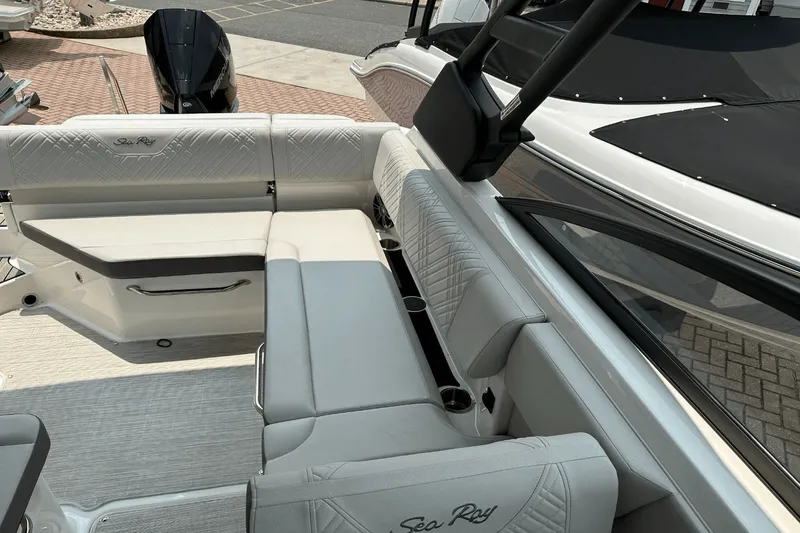 Slide: The Image of Sea Ray SDX 250 Outboard 2025 - 27