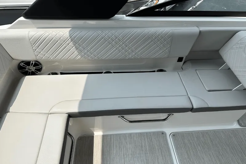 Slide: The Image of Sea Ray SDX 250 Outboard 2025 - 29