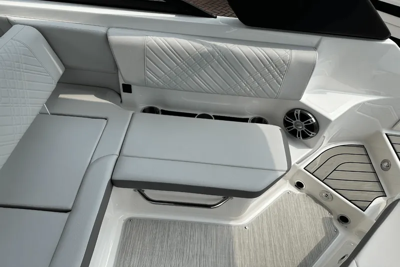 Slide: The Image of Sea Ray SDX 250 Outboard 2025 - 30