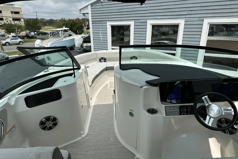 Slide: The Image of Sea Ray SDX 250 Outboard 2025 - 31