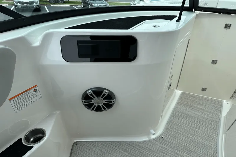 Slide: The Image of Sea Ray SDX 250 Outboard 2025 - 32