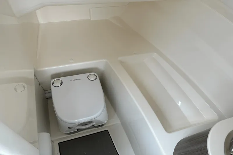 Slide: The Image of Sea Ray SDX 250 Outboard 2025 - 37