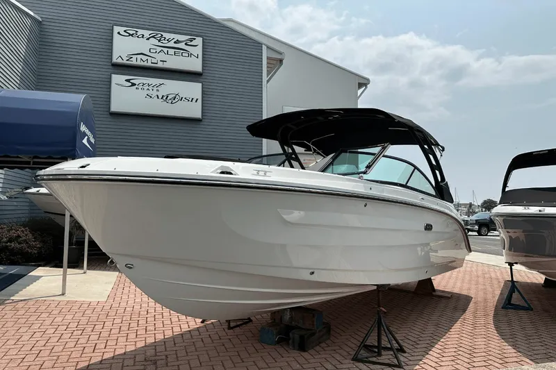 Slide: The Image of Sea Ray SDX 250 Outboard 2025 - 4