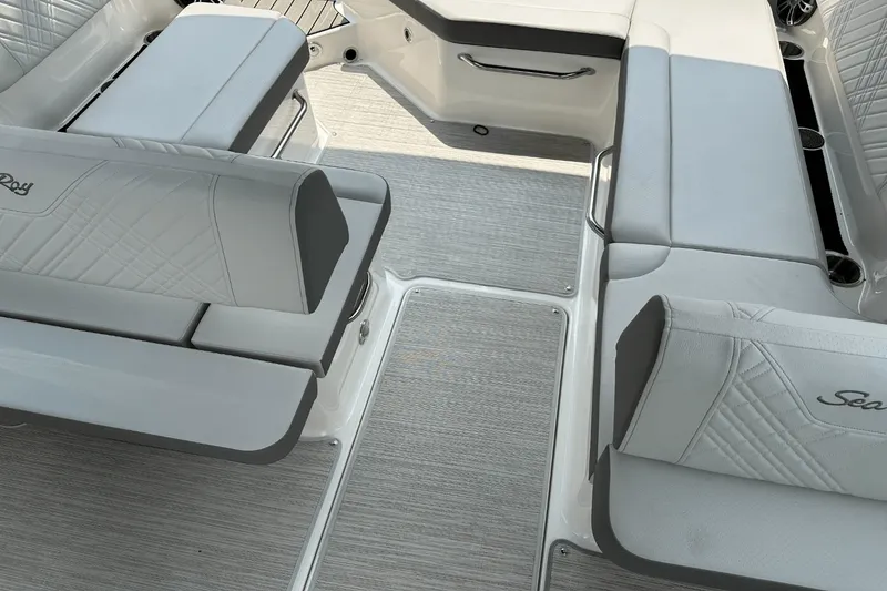 Slide: The Image of Sea Ray SDX 250 Outboard 2025 - 41