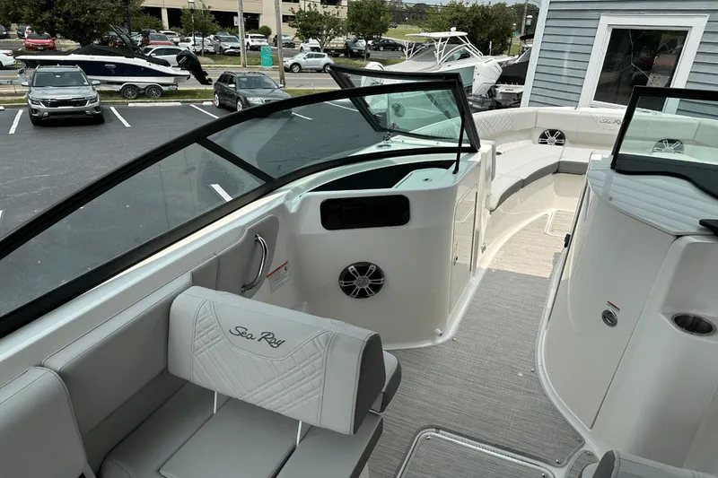 Slide: The Image of Sea Ray SDX 250 Outboard 2025 - 43