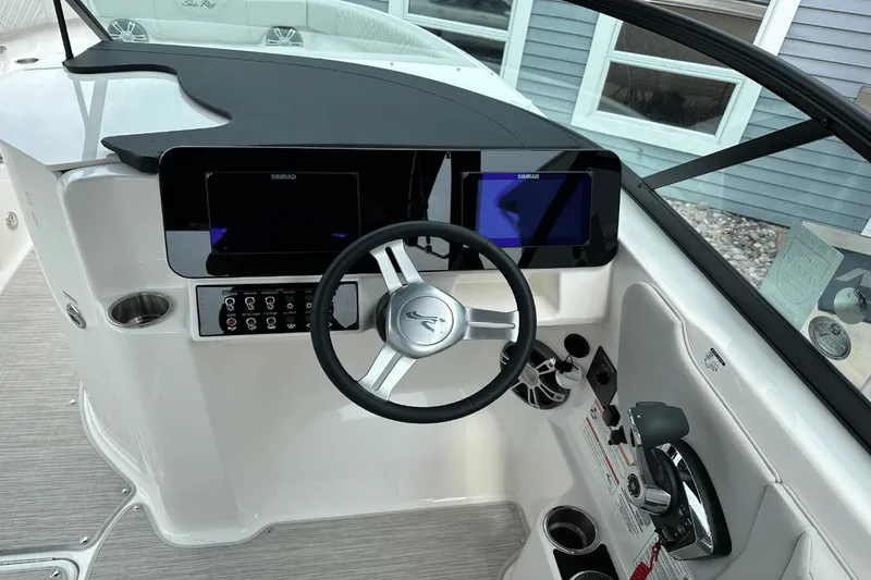 Slide: The Image of Sea Ray SDX 250 Outboard 2025 - 46