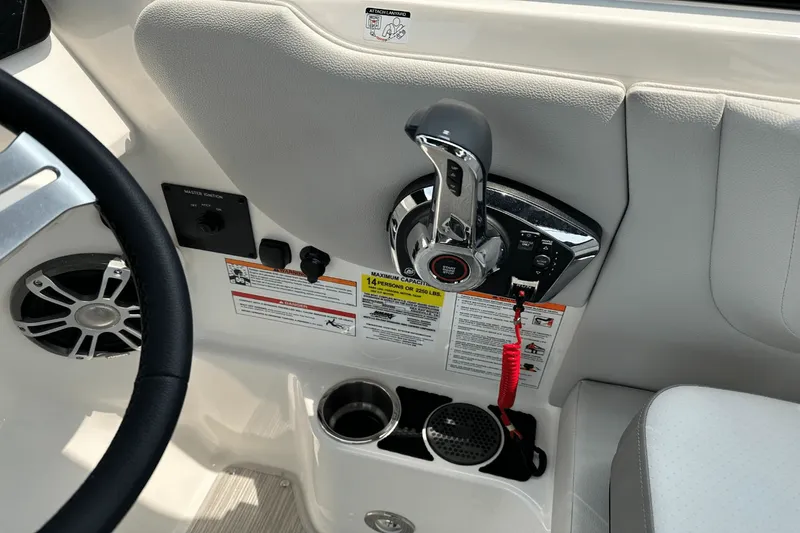 Slide: The Image of Sea Ray SDX 250 Outboard 2025 - 47