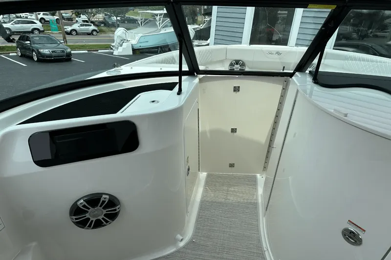 Slide: The Image of Sea Ray SDX 250 Outboard 2025 - 49