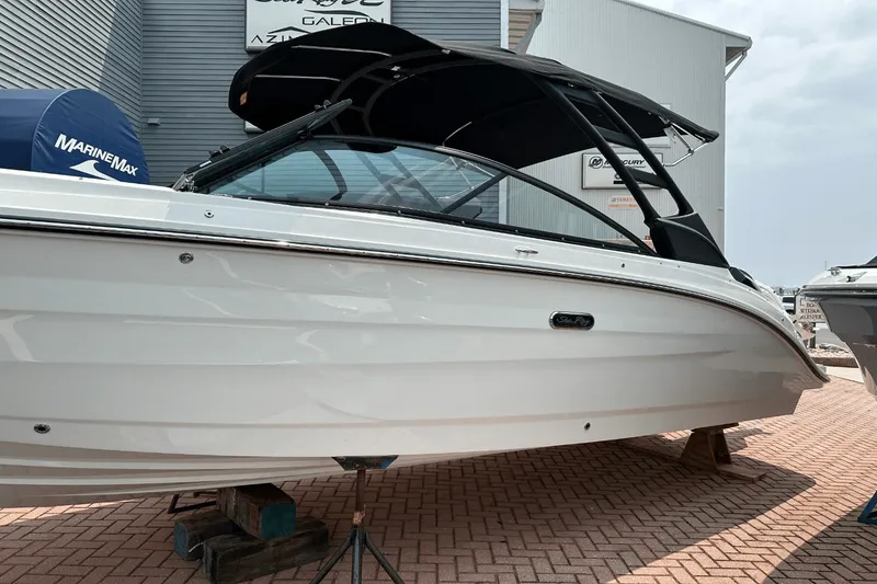 Slide: The Image of Sea Ray SDX 250 Outboard 2025 - 5