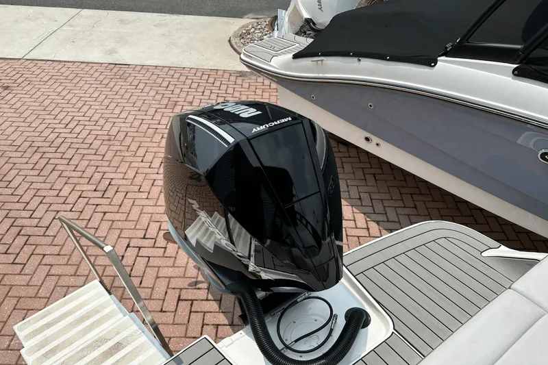 Slide: The Image of Sea Ray SDX 250 Outboard 2025 - 9