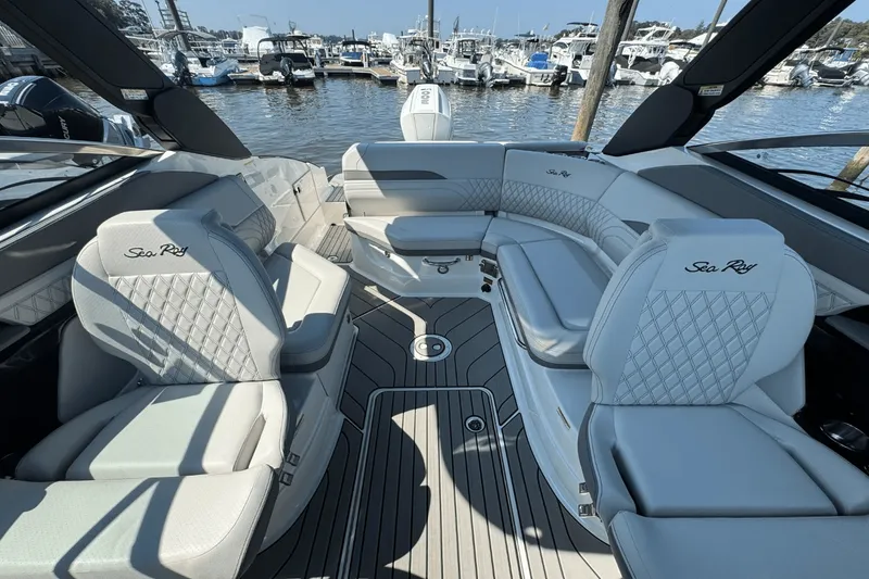 Slide: The Image of Sea Ray SLX 260 Outboard 2025 - 10