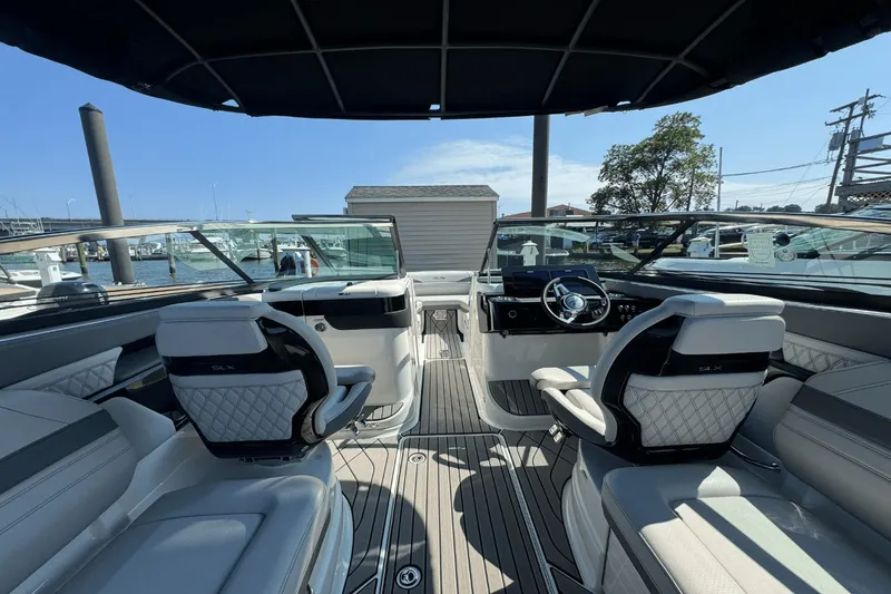 Slide: The Image of Sea Ray SLX 260 Outboard 2025 - 11