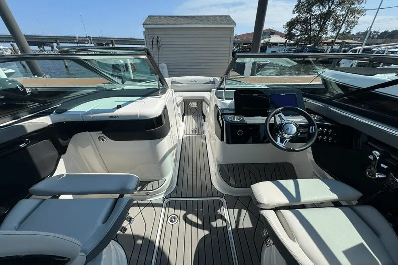 Slide: The Image of Sea Ray SLX 260 Outboard 2025 - 12